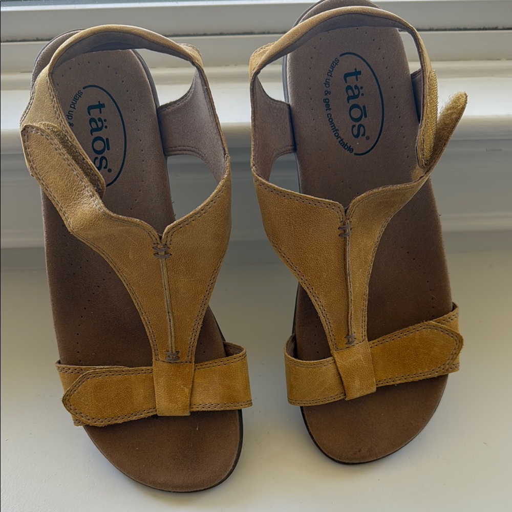 Taos Footwear Yellow Sandals with Suede Upper
